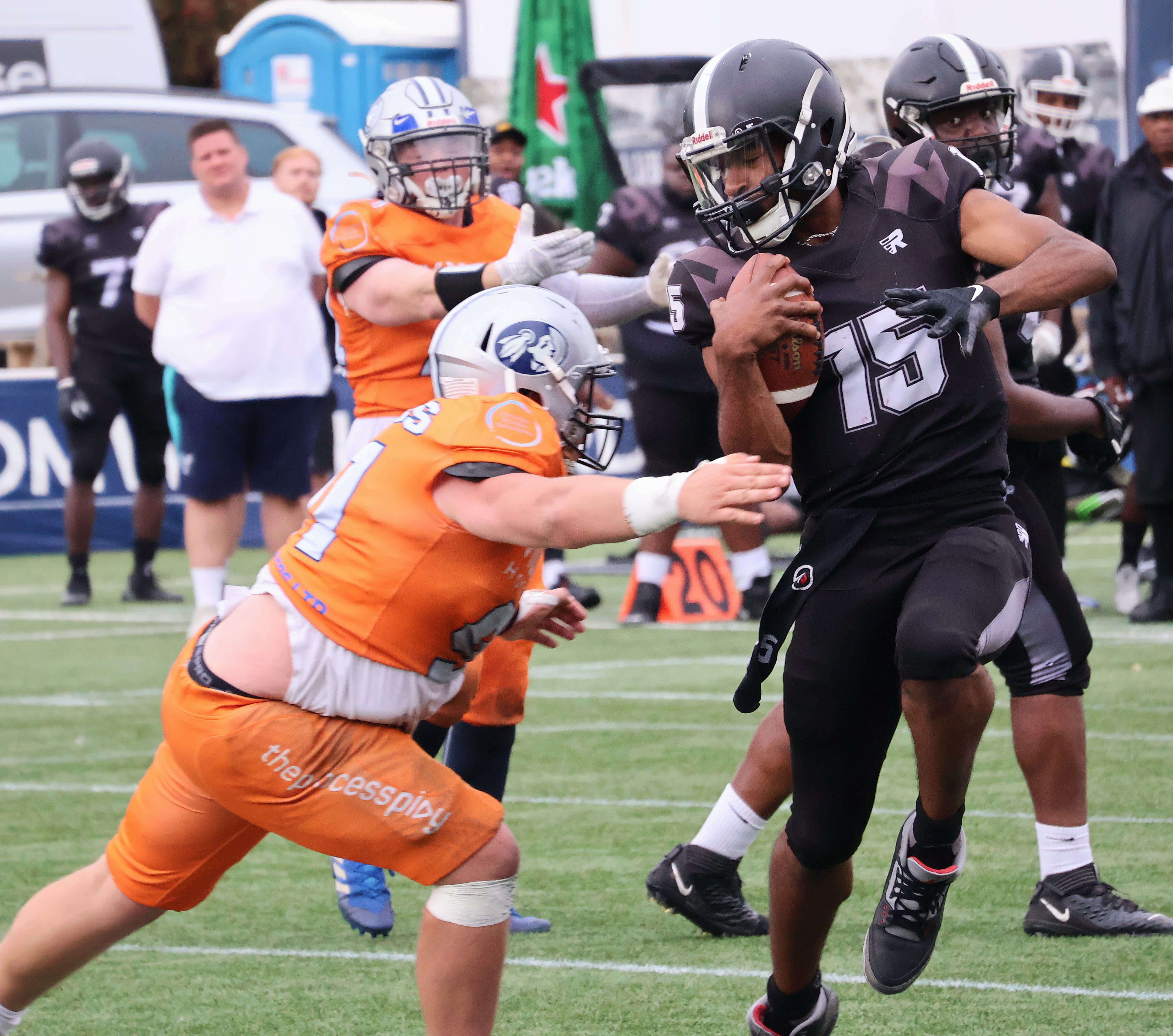 Williams squeezes through for the touchdown! 
